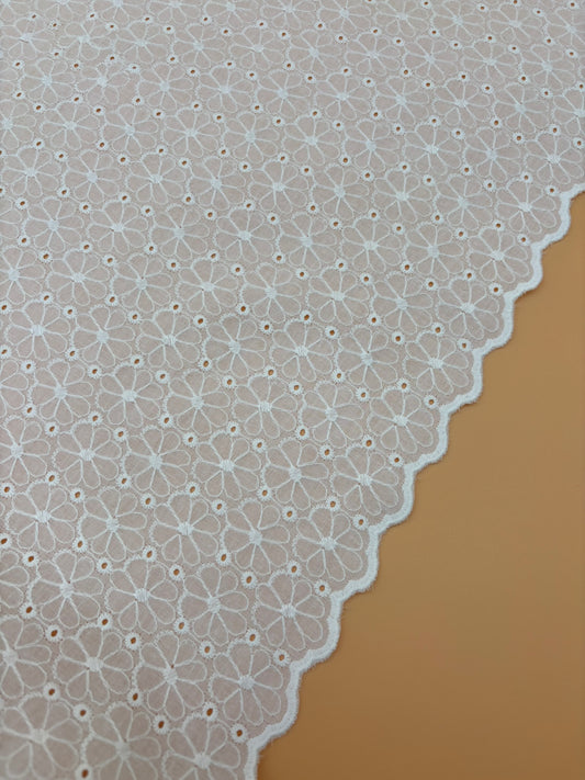 Baumwollstoff mit Floraler Lochstickerei – Wollweiß Broderie Anglaise mit Bogenkante (Meterware)