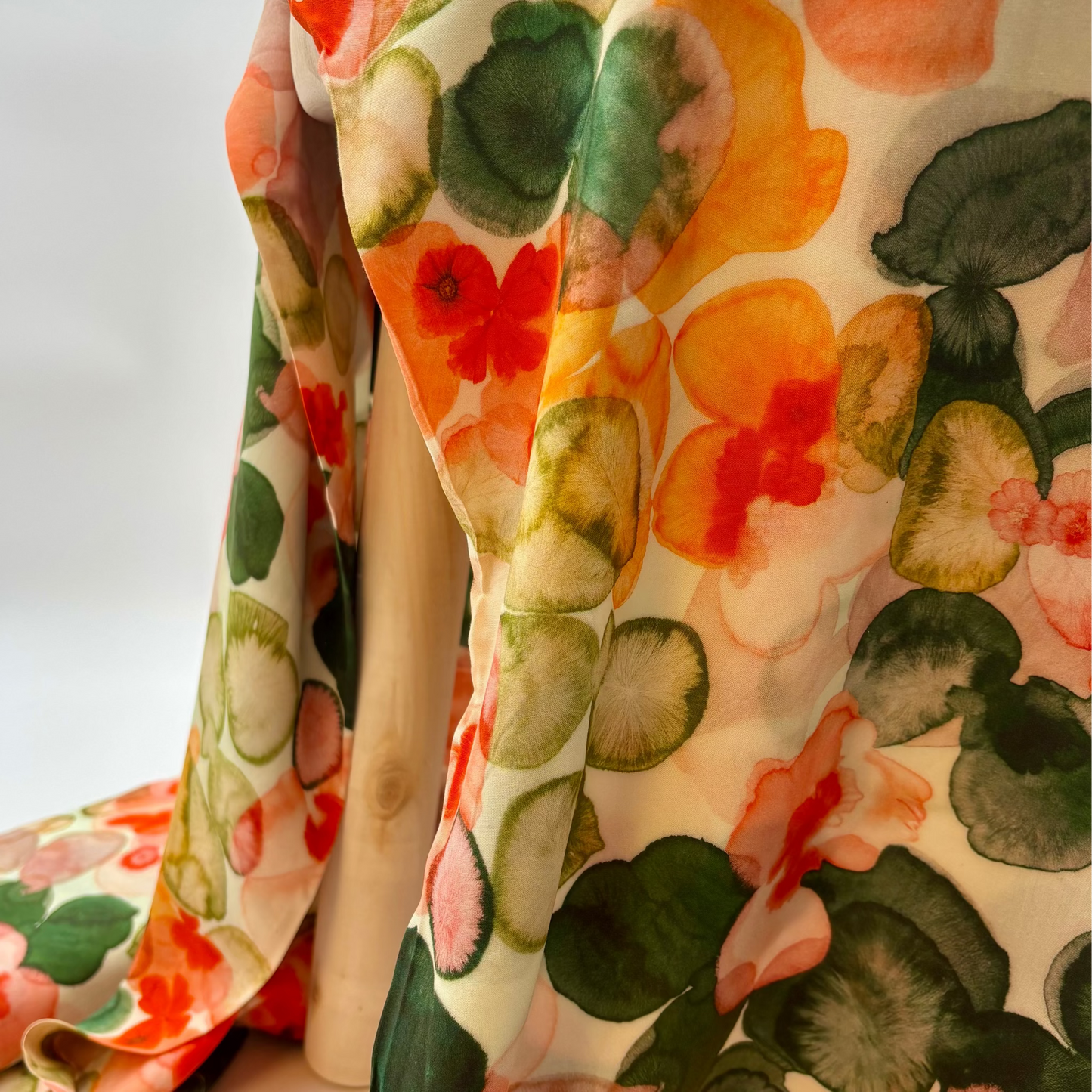 Viskosestoff mit Abstraktem Print – Elfenbein, Leuchtende Farben (Meterware)