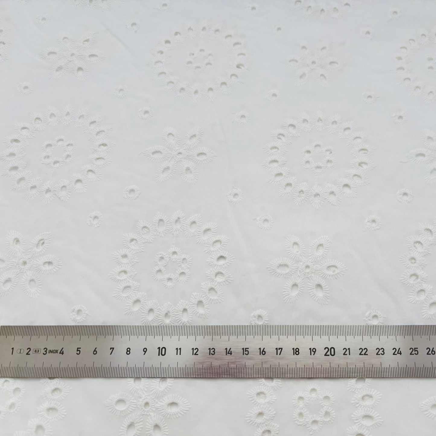 Broderie Anglaise Baumwolle – Wollweiß mit Lochstickerei, Oeko-Tex Zertifiziert (Meterware)