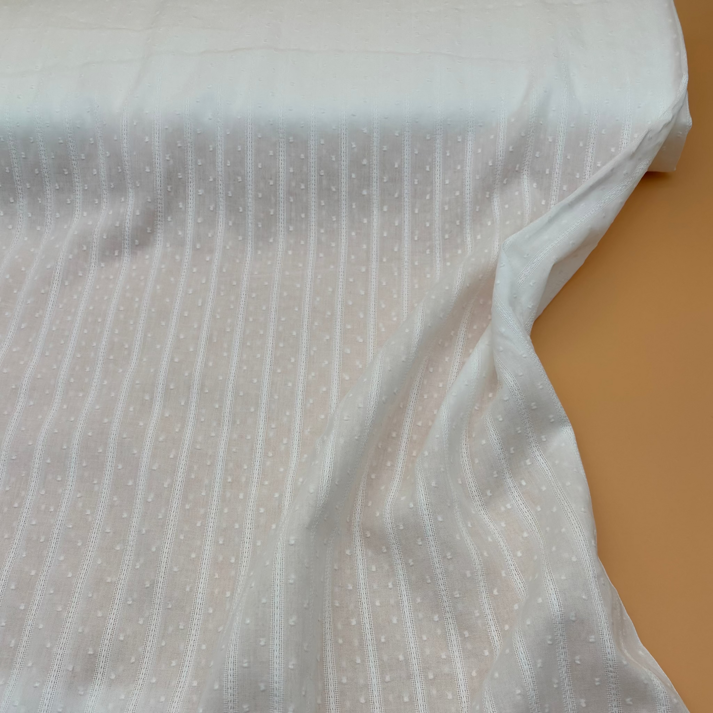 Baumwoll-Jacquard Voile Stoff mit Feinem Streifenmuster – Wollweiß (Meterware)