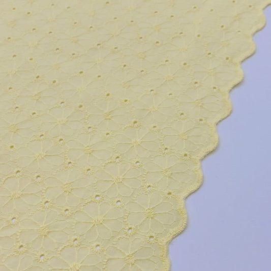 Baumwollstoff mit Floraler Lochstickerei – Zartgelb Broderie Anglaise mit Bogenkante (Meterware)