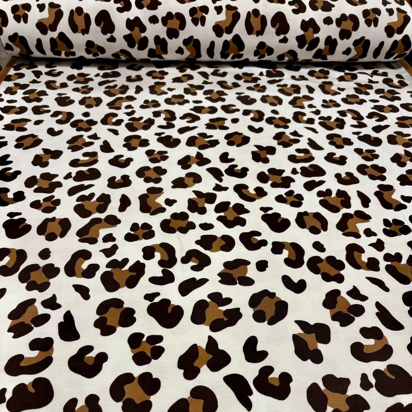 French Terry Sweatstoff Leopard Print / Sommersweat – Wollweiß, Oeko-Tex Zertifiziert (Meterware)
