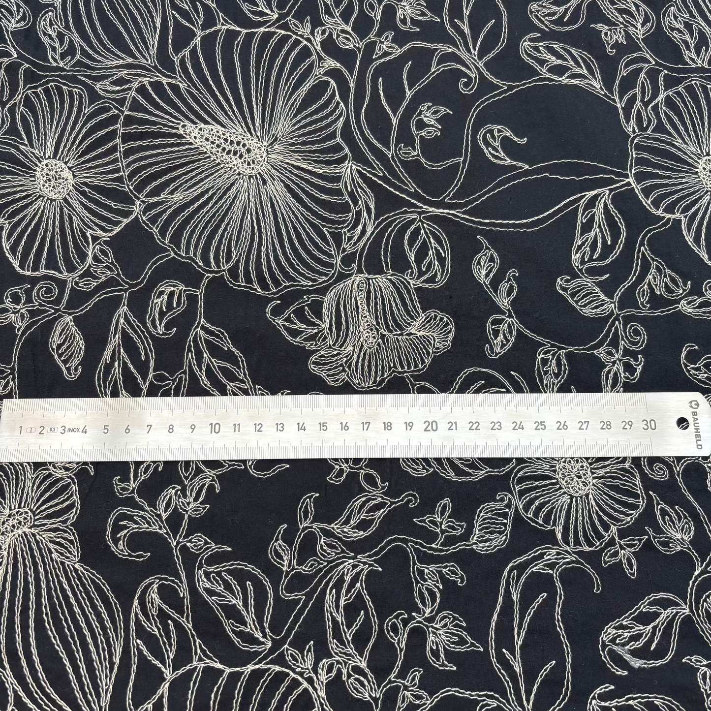 Bestickter Baumwollstoff mit floralem Muster, schwarz (Meterware)