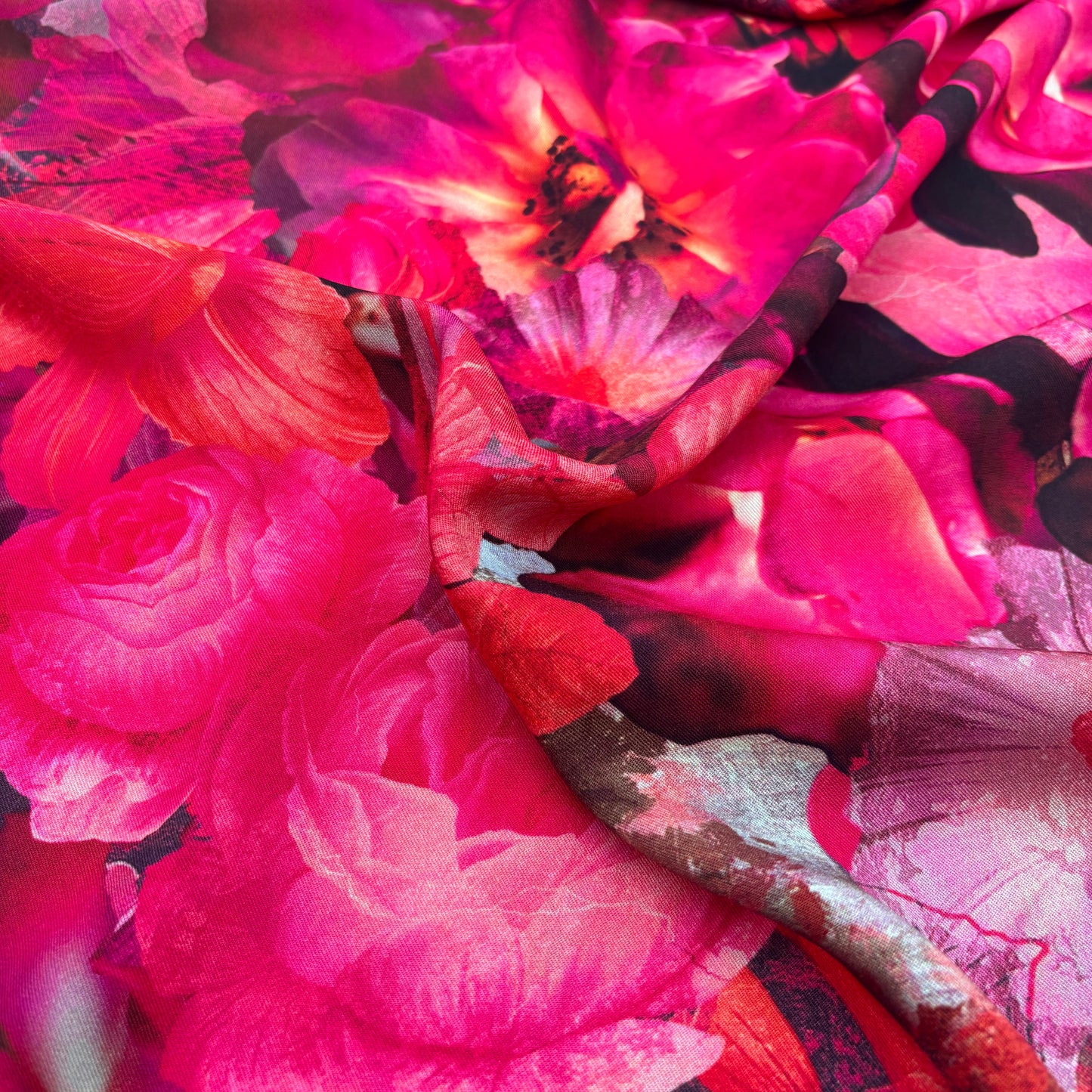 ECOVERO™ Viskose-Twill mit Blumenmuster – Magenta (Meterware)