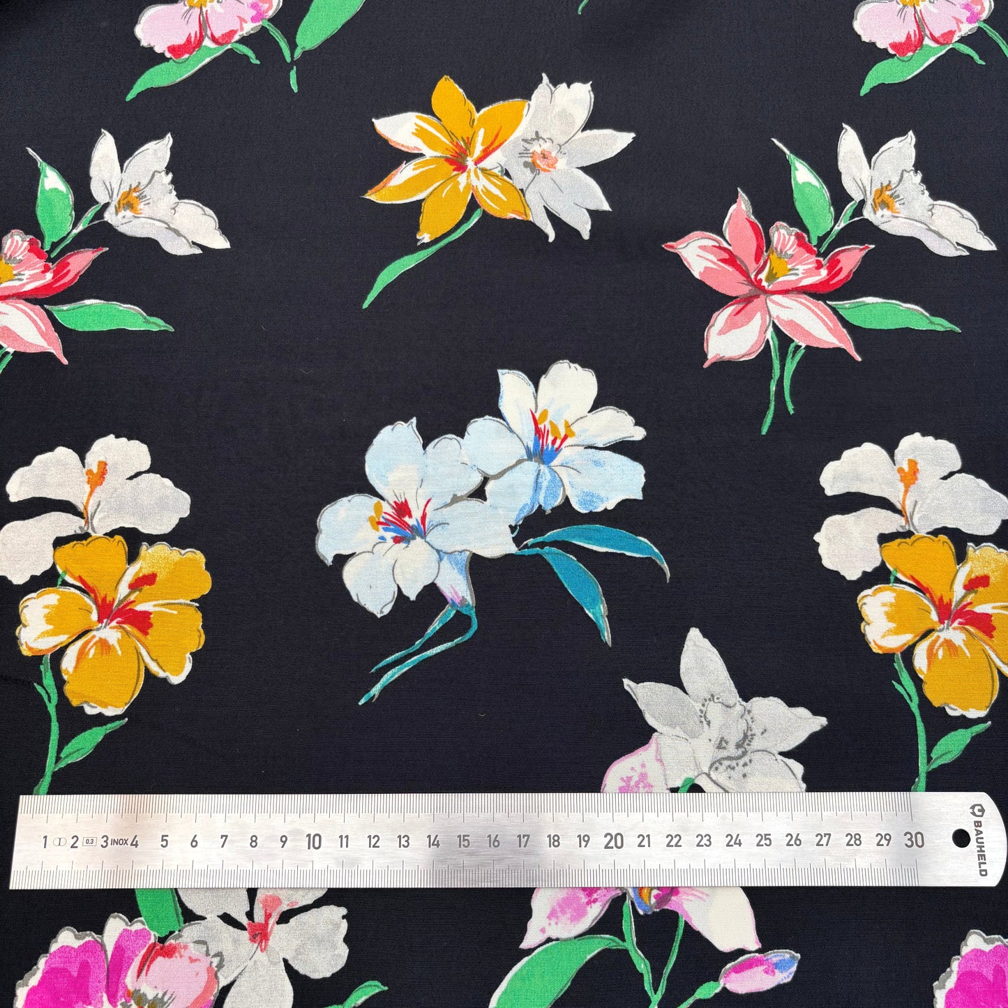 Deadstock-Viskosekreppstoff mit elegantem Blütenmuster – Schwarz (Meterware aus Italien)