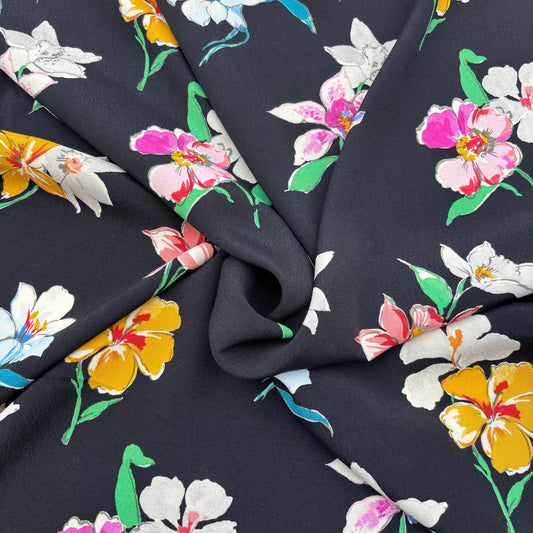 Deadstock-Viskosekreppstoff mit elegantem Blütenmuster – Schwarz (Meterware aus Italien)