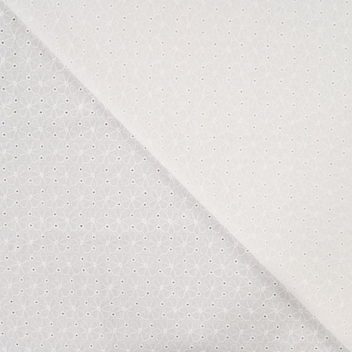 Baumwollstoff mit Floraler Lochstickerei – Wollweiß Broderie Anglaise mit Bogenkante (Meterware)