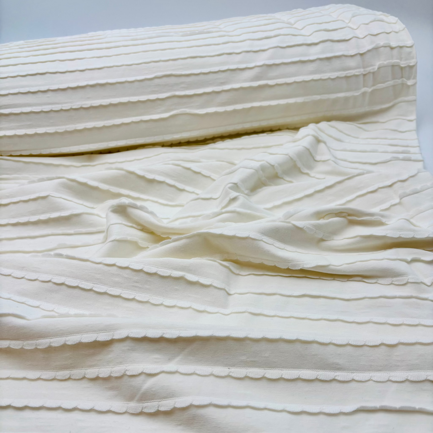 Jersey en coton avec volants - Blanc cassé, certifié Oeko-Tex (au mètre)