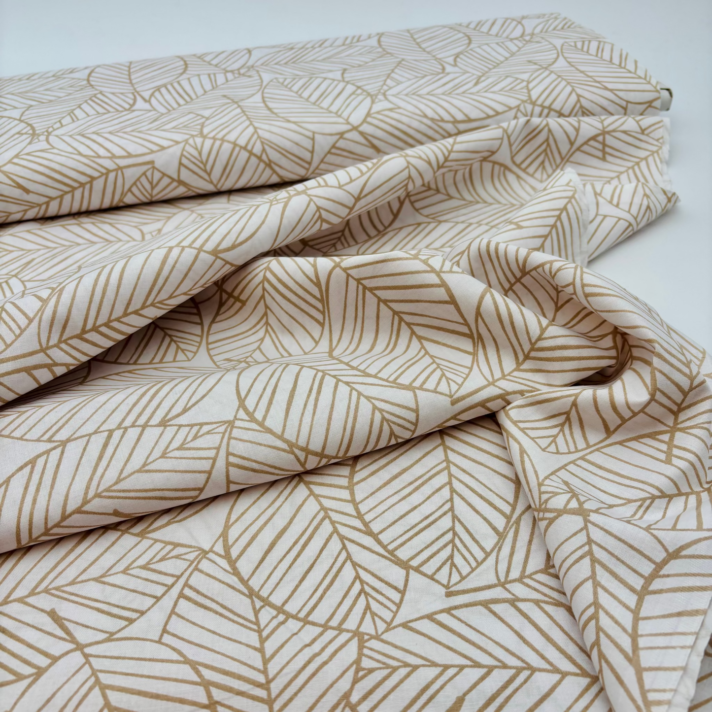 Baumwollstoff mit Blätterprint – Weiß & Beige (Meterware)