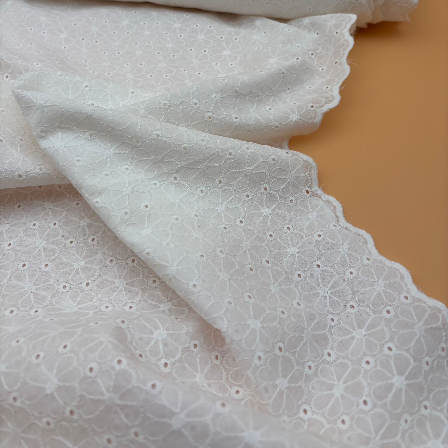 Baumwollstoff mit Floraler Lochstickerei – Wollweiß Broderie Anglaise mit Bogenkante (Meterware)