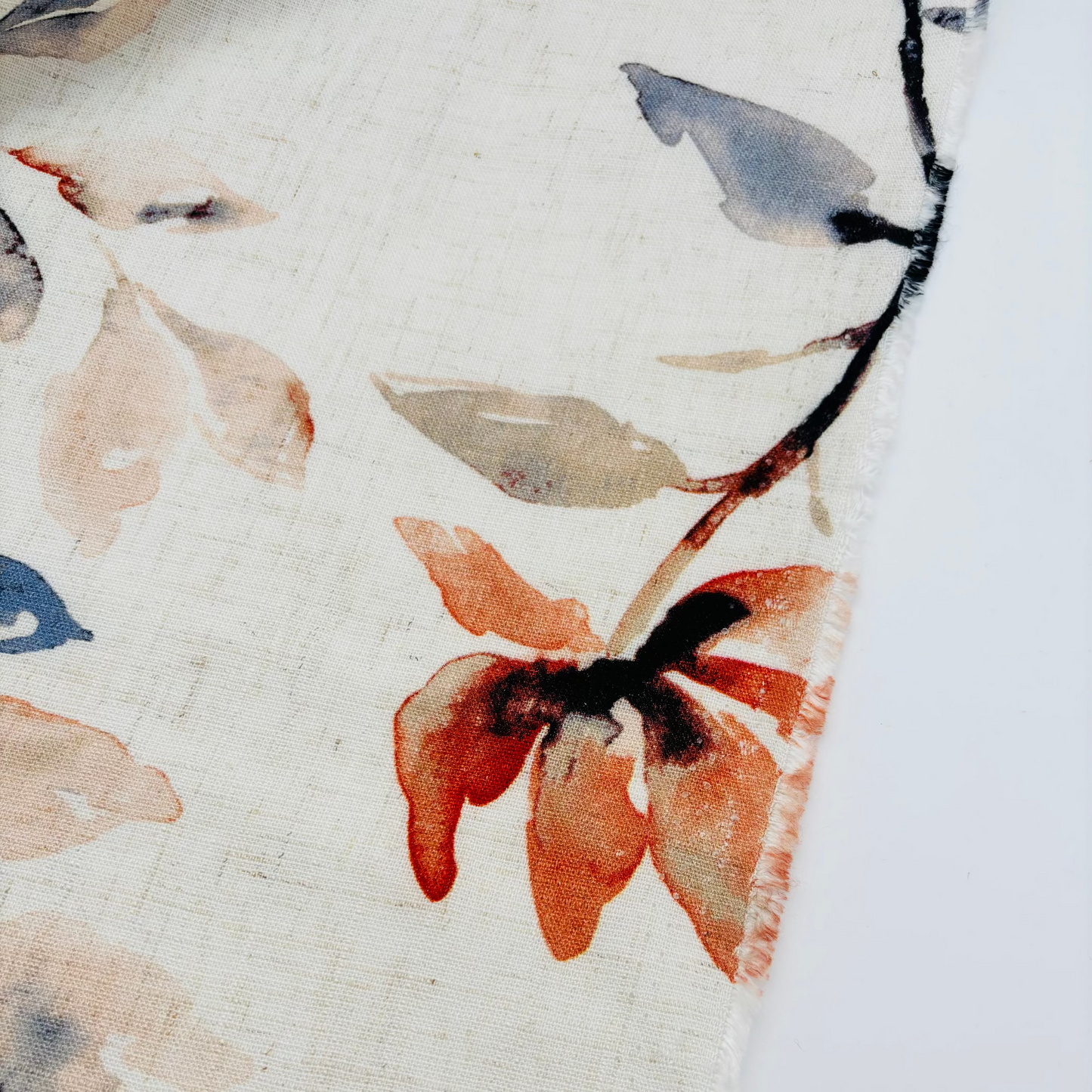 Viskose-Leinen Stoff mit Floralem Blattmuster – Beige mit Herbstfarben (Meterware)