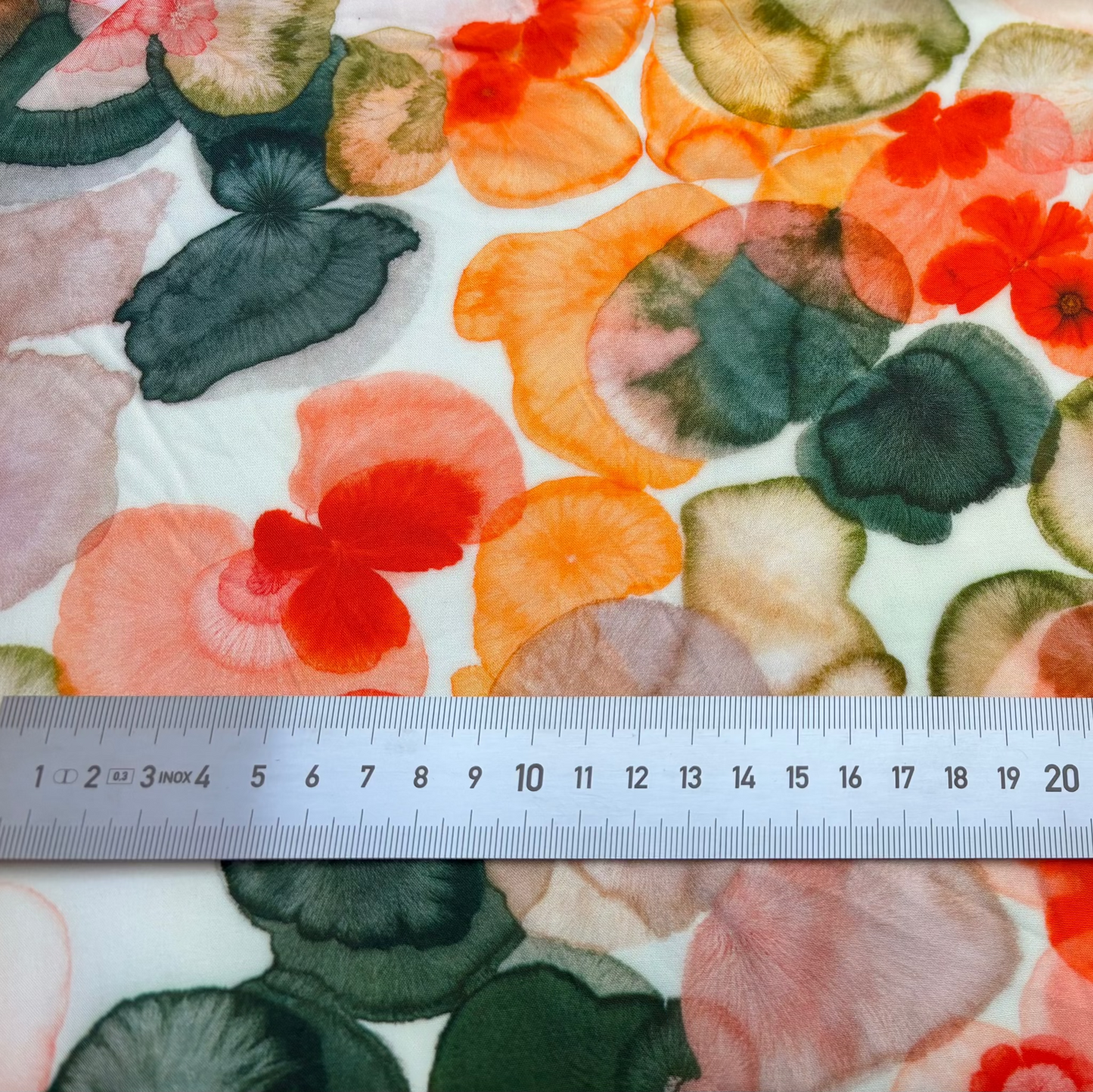 Viskosestoff mit Abstraktem Print – Elfenbein, Leuchtende Farben (Meterware)