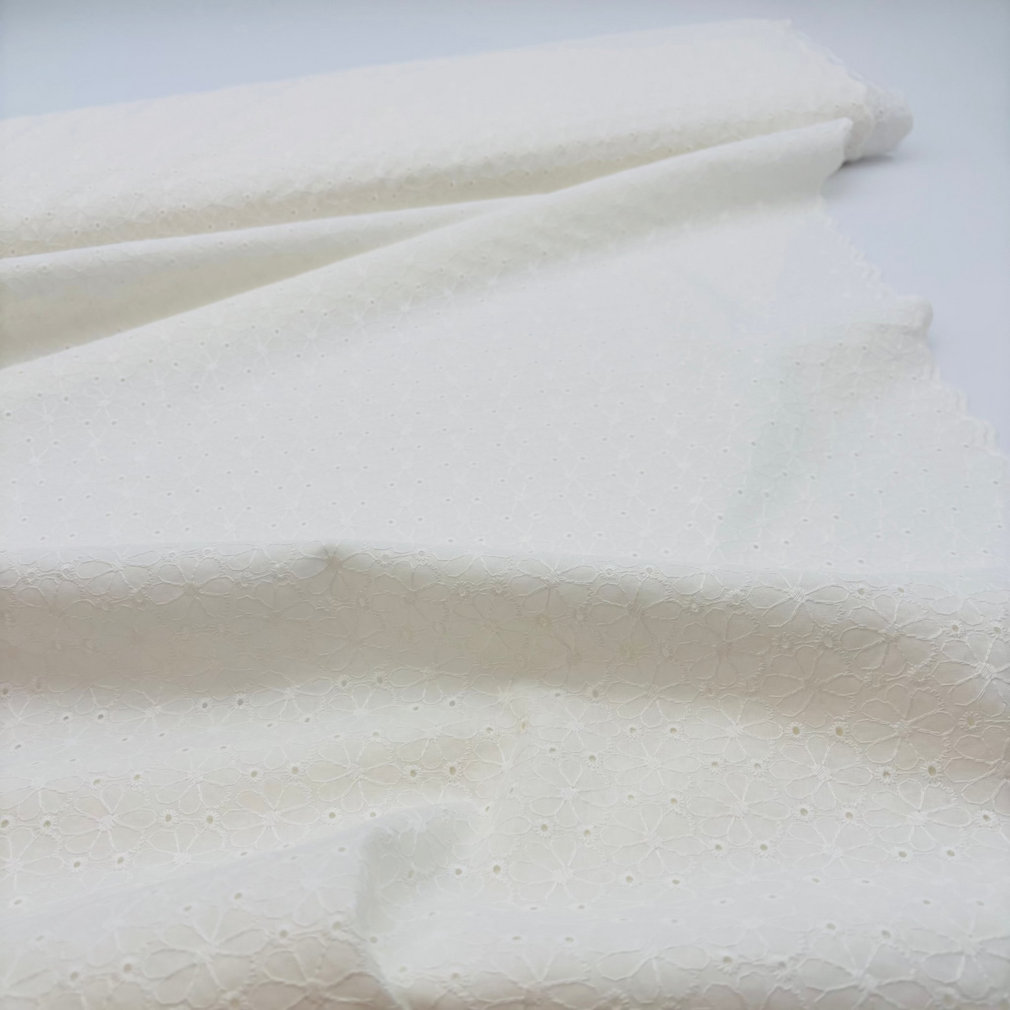 Baumwollstoff mit Floraler Lochstickerei – Wollweiß Broderie Anglaise mit Bogenkante (Meterware)