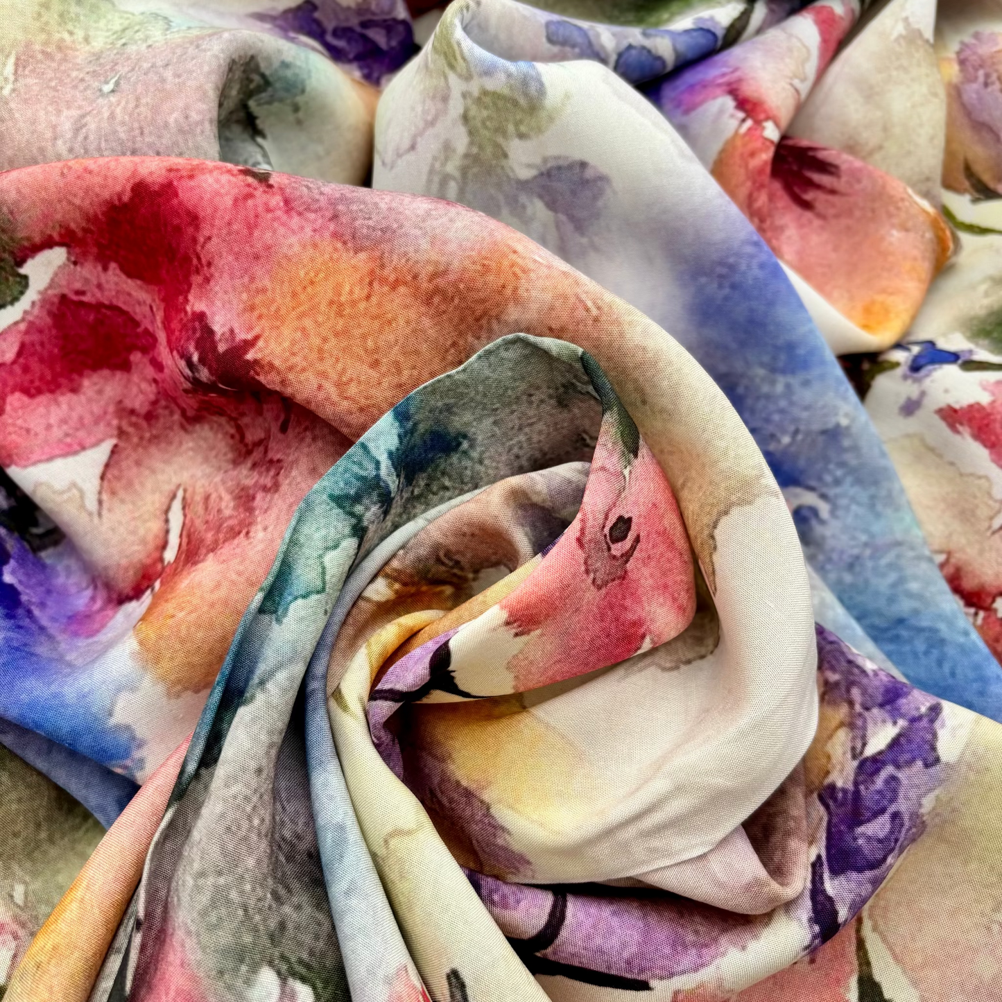 Viskosestoff – Elfenbein mit pastellfarbenem Aquarell-Print (Meterware)