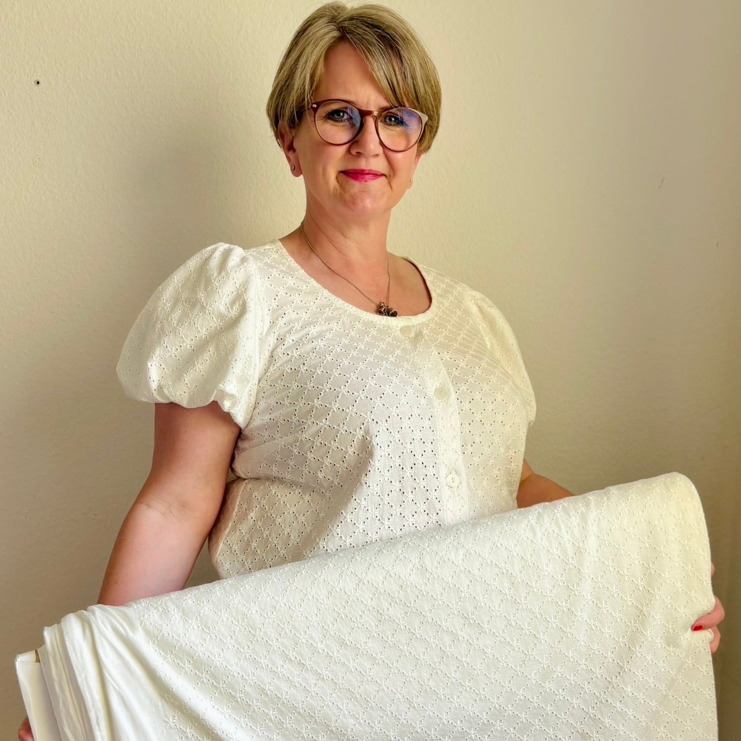 Baumwolljersey mit Lochstickerei, Broderie Anglaise – 100% Baumwolle, Wollweiß (Meterware)
