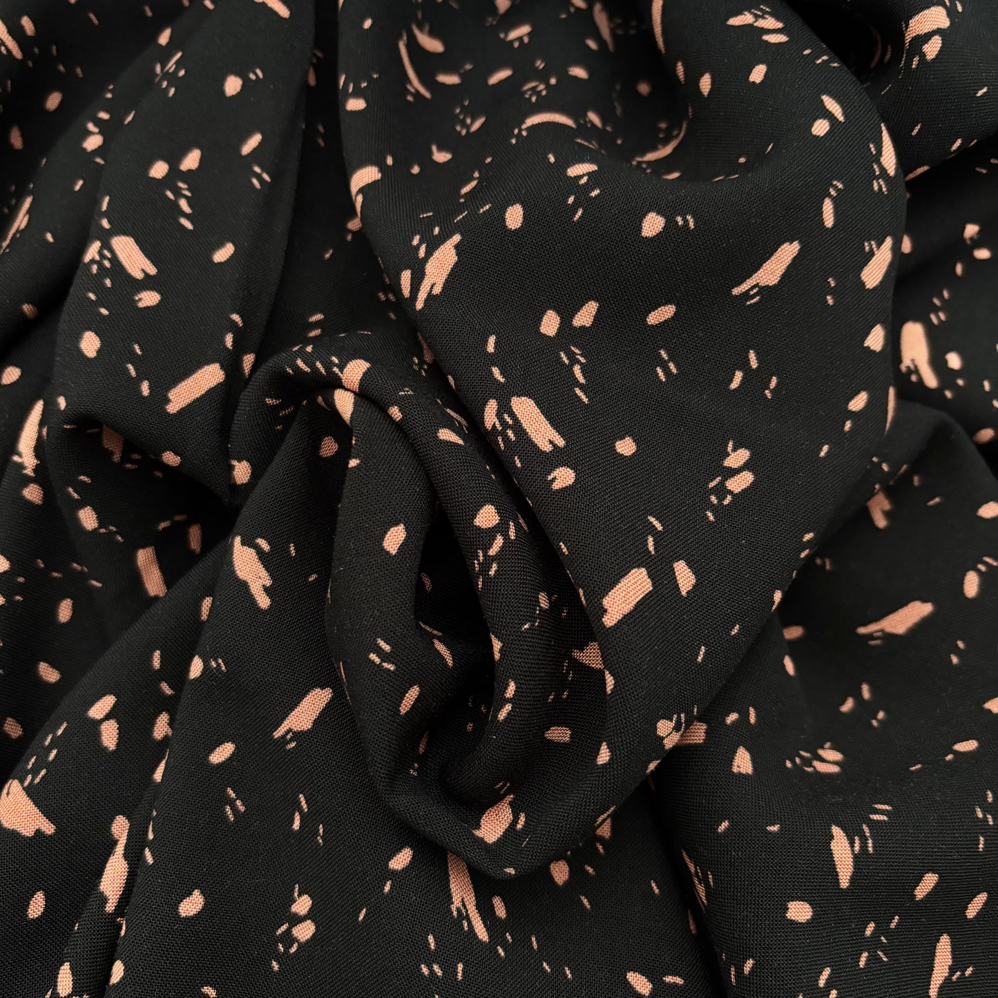 Rayonstoff – Schwarz mit Dunklem Korallen-Print (Meterware)