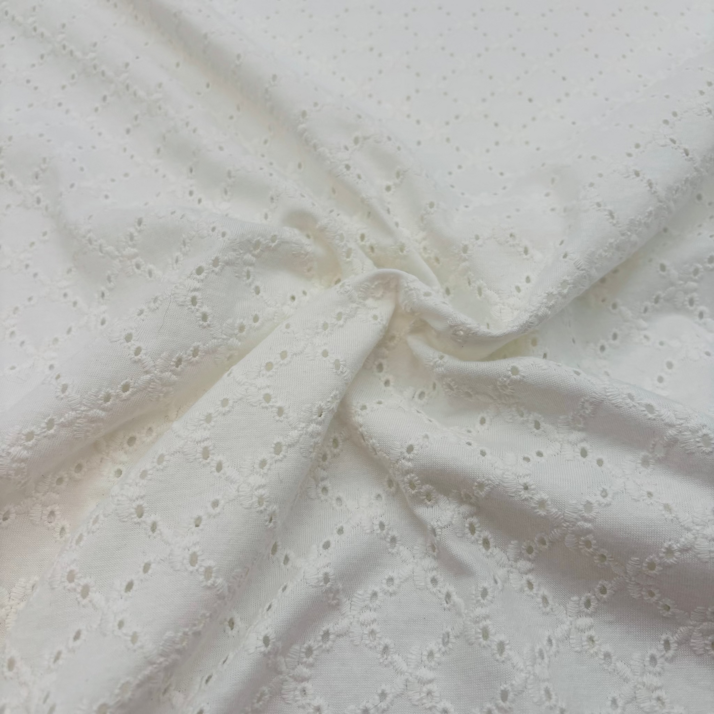 Baumwolljersey mit Lochstickerei, Broderie Anglaise – 100% Baumwolle, Wollweiß (Meterware)