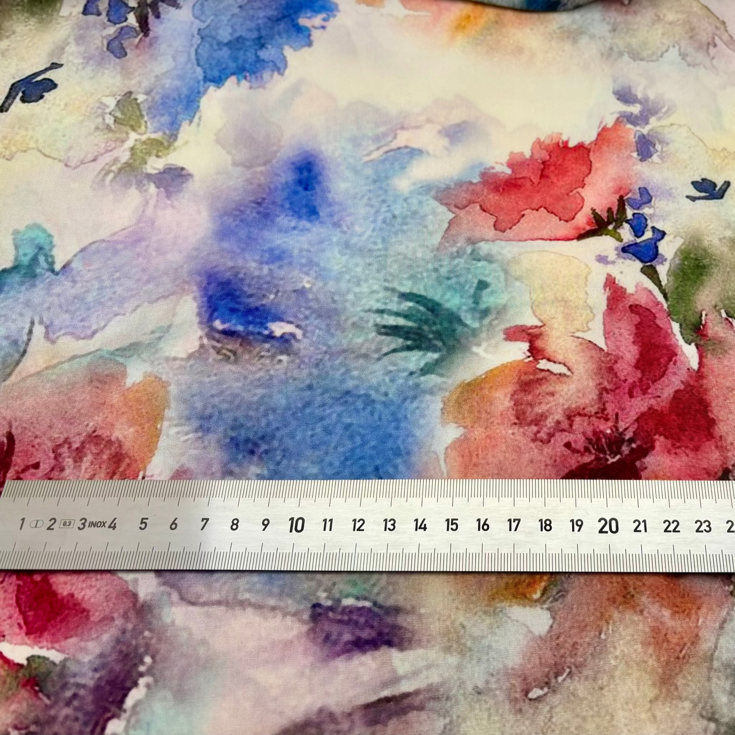 Viskosestoff – Elfenbein mit pastellfarbenem Aquarell-Print (Meterware)