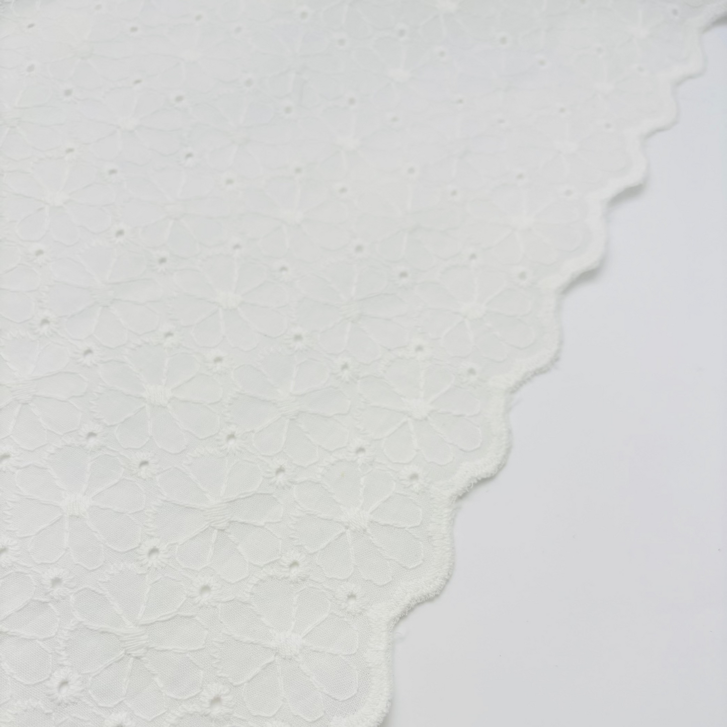 Baumwollstoff mit Floraler Lochstickerei – Wollweiß Broderie Anglaise mit Bogenkante (Meterware)
