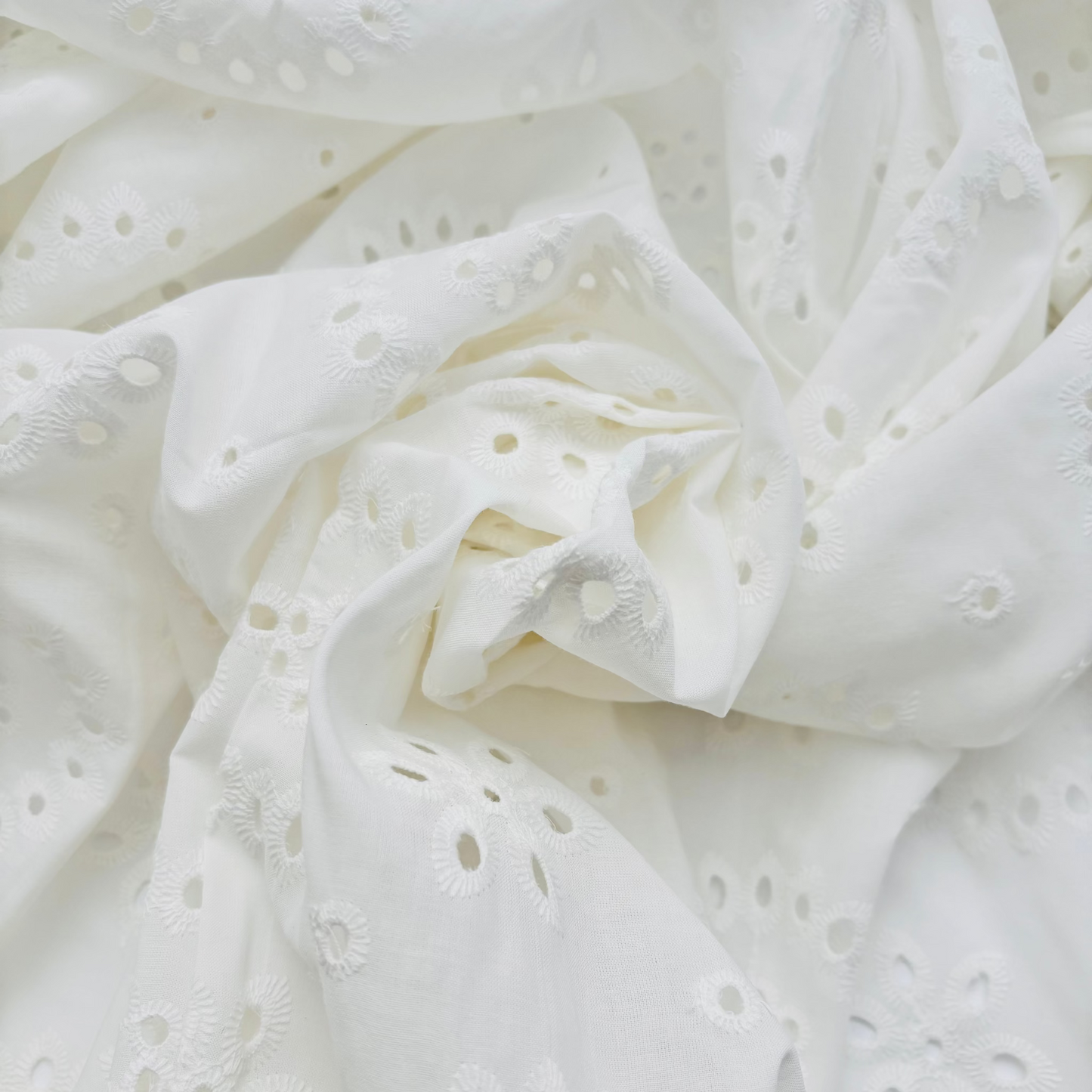 Broderie Anglaise Baumwolle – Wollweiß mit Lochstickerei, Oeko-Tex Zertifiziert (Meterware)