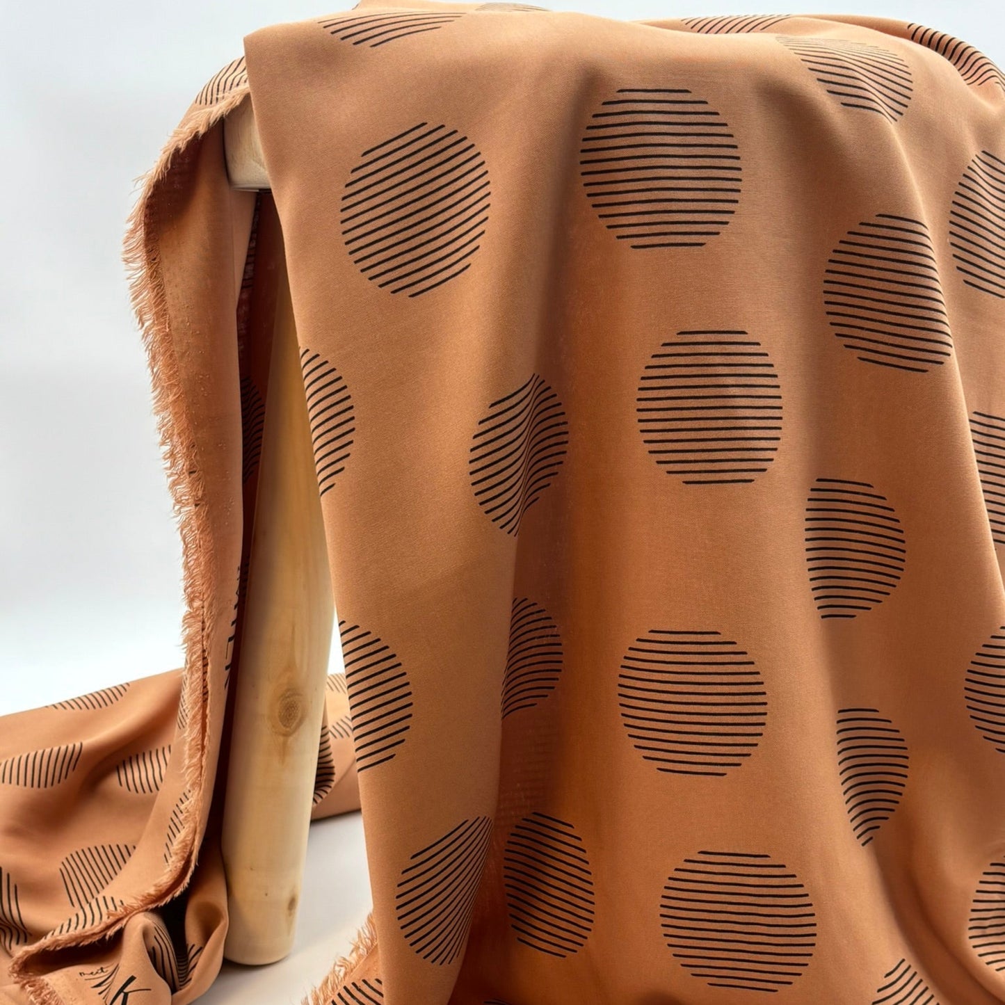 meet MILK Viskose Stoff – 100% LENZING™ ECOVERO™ Viskose, Oeko-Tex, Nougat (Meterware)