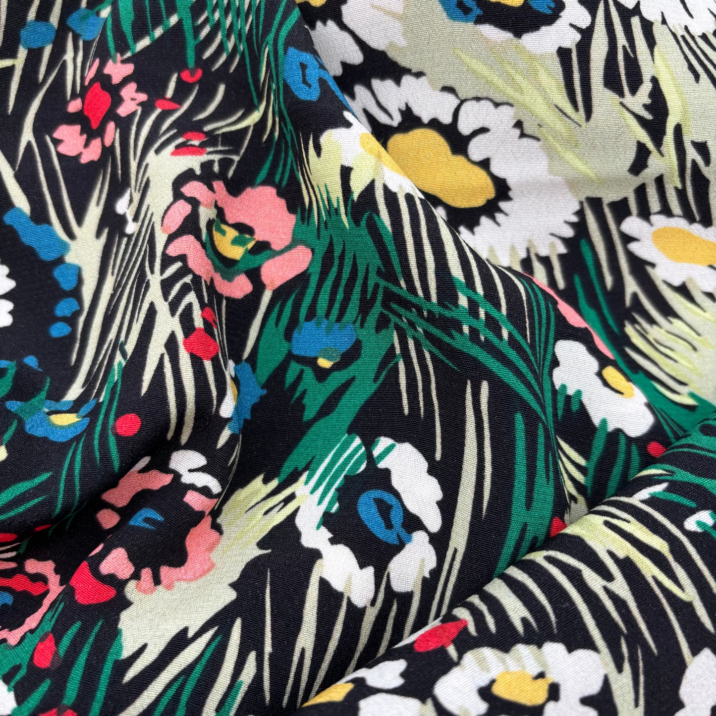 Deadstock-Viskosekreppstoff mit floralem Muster – Schwarz (Meterware aus Italien)