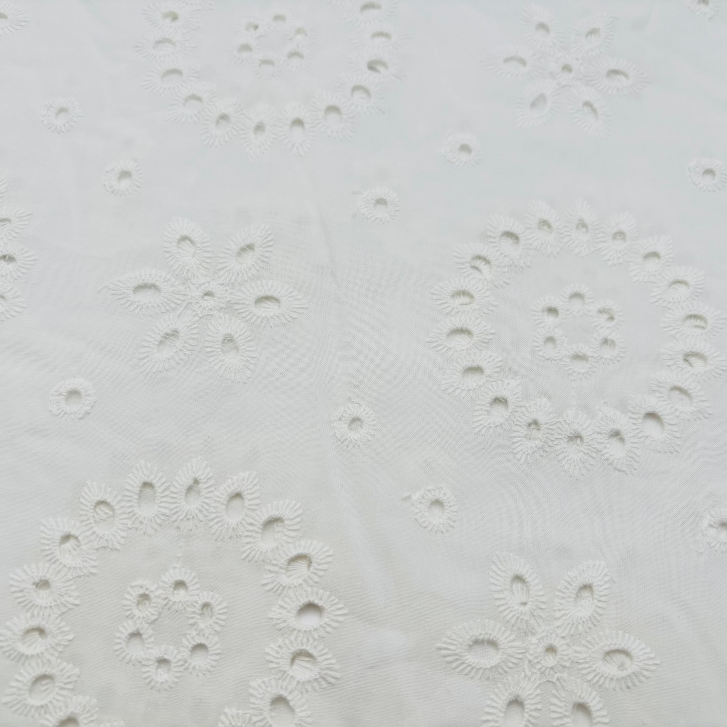 Broderie Anglaise Baumwolle – Wollweiß mit Lochstickerei, Oeko-Tex Zertifiziert (Meterware)