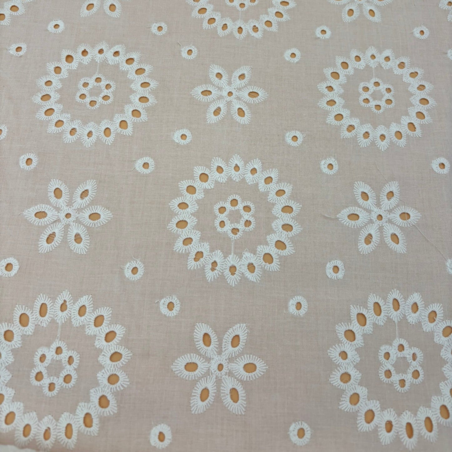 Broderie Anglaise Baumwolle – Wollweiß mit Lochstickerei, Oeko-Tex Zertifiziert (Meterware)