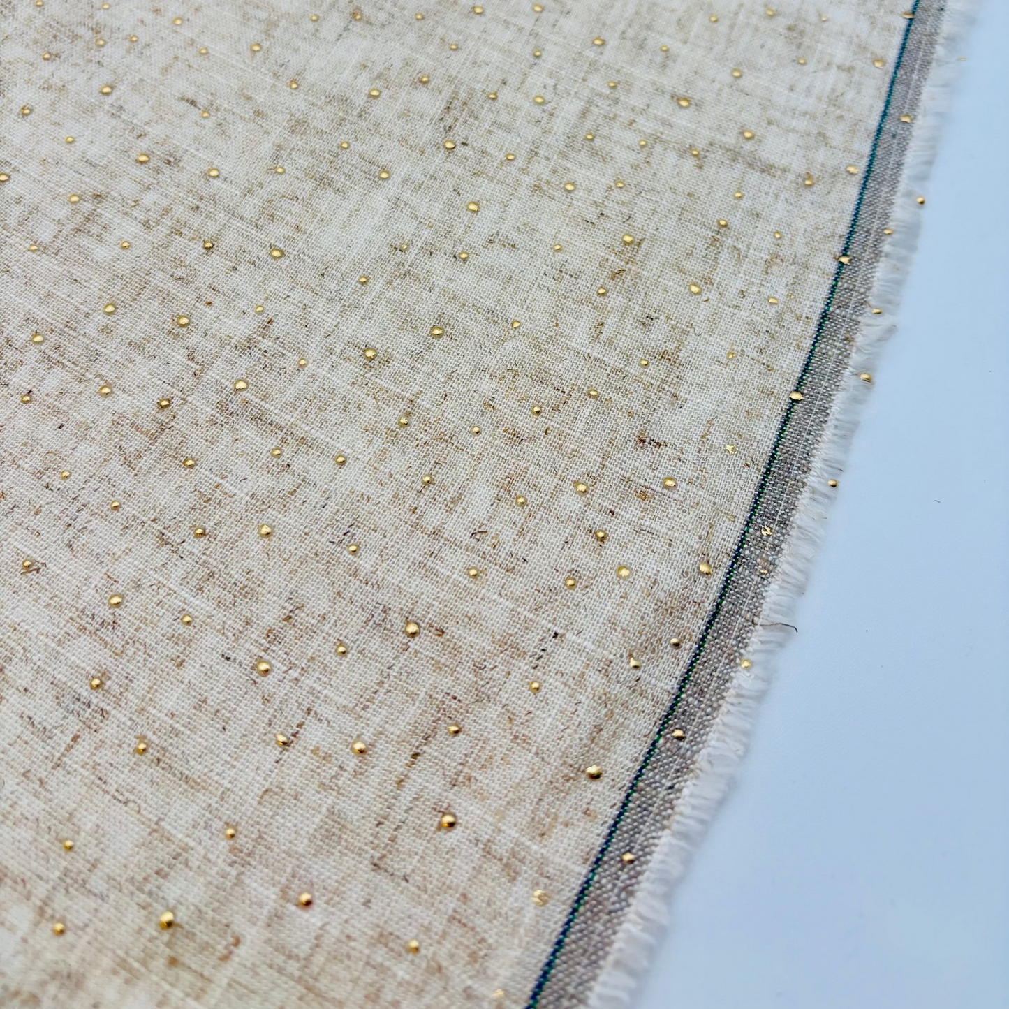Viskose-Leinen Stoff – Sand mit Goldenen Punkten (Meterware)
