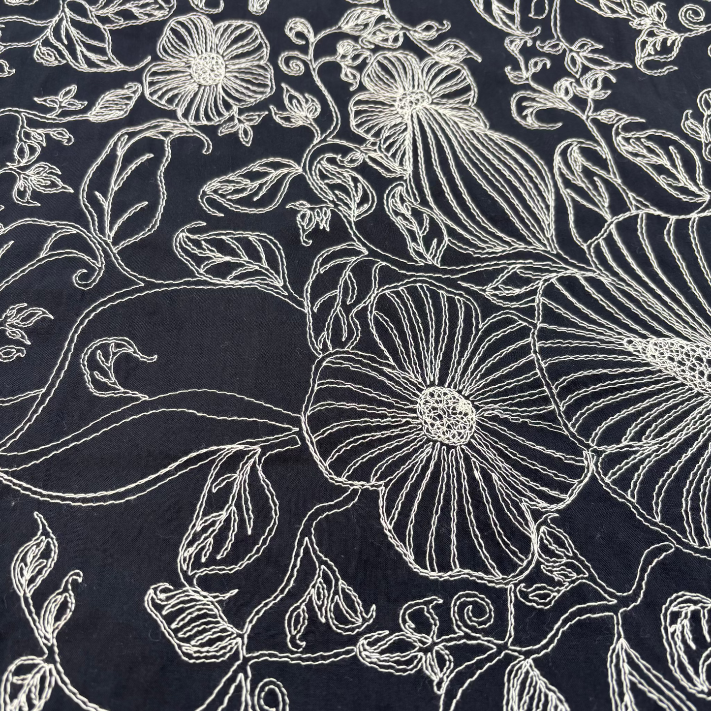Bestickter Baumwollstoff mit floralem Muster, schwarz (Meterware)