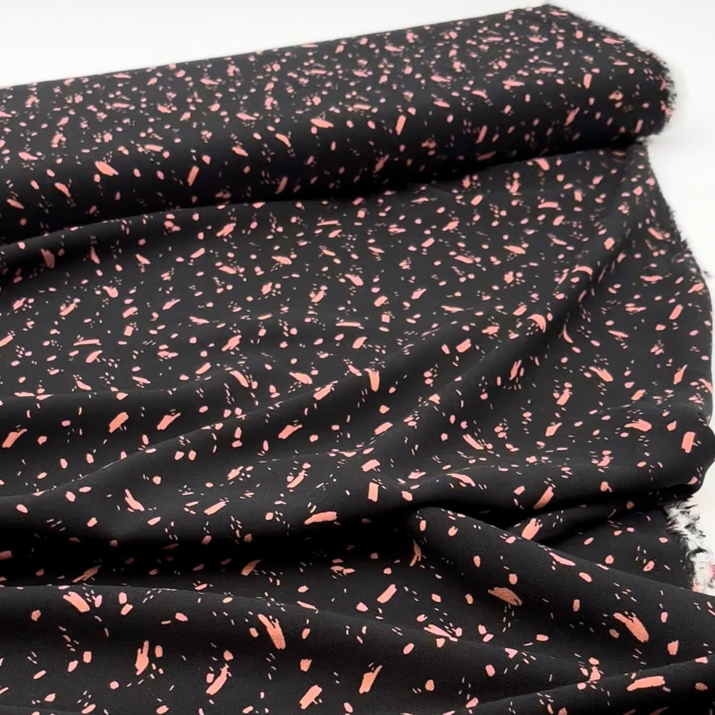 Rayonstoff – Schwarz mit Dunklem Korallen-Print (Meterware)
