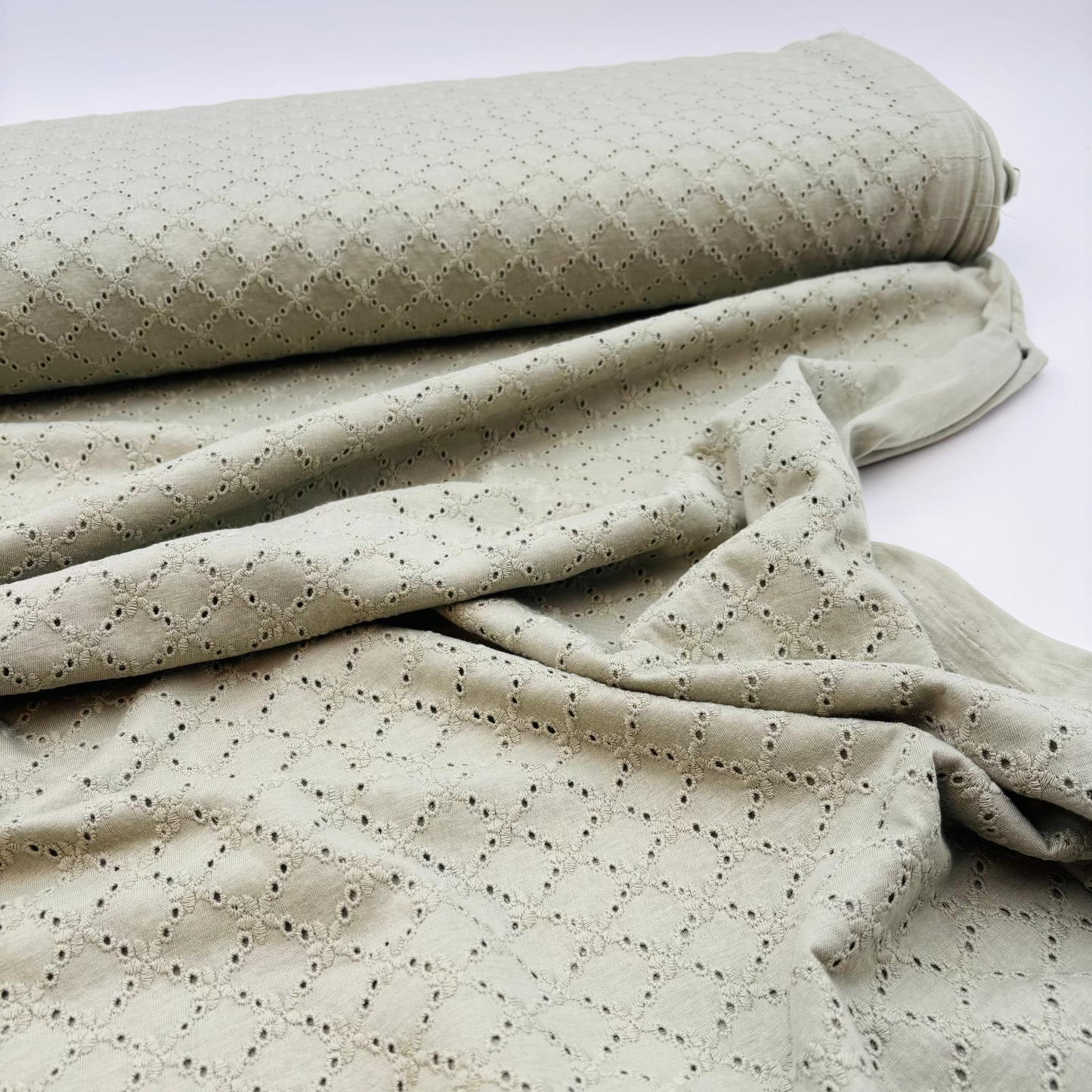 Baumwolljersey mit Lochstickerei, Broderie Anglaise – 100% Baumwolle, Khakigrün (Meterware)