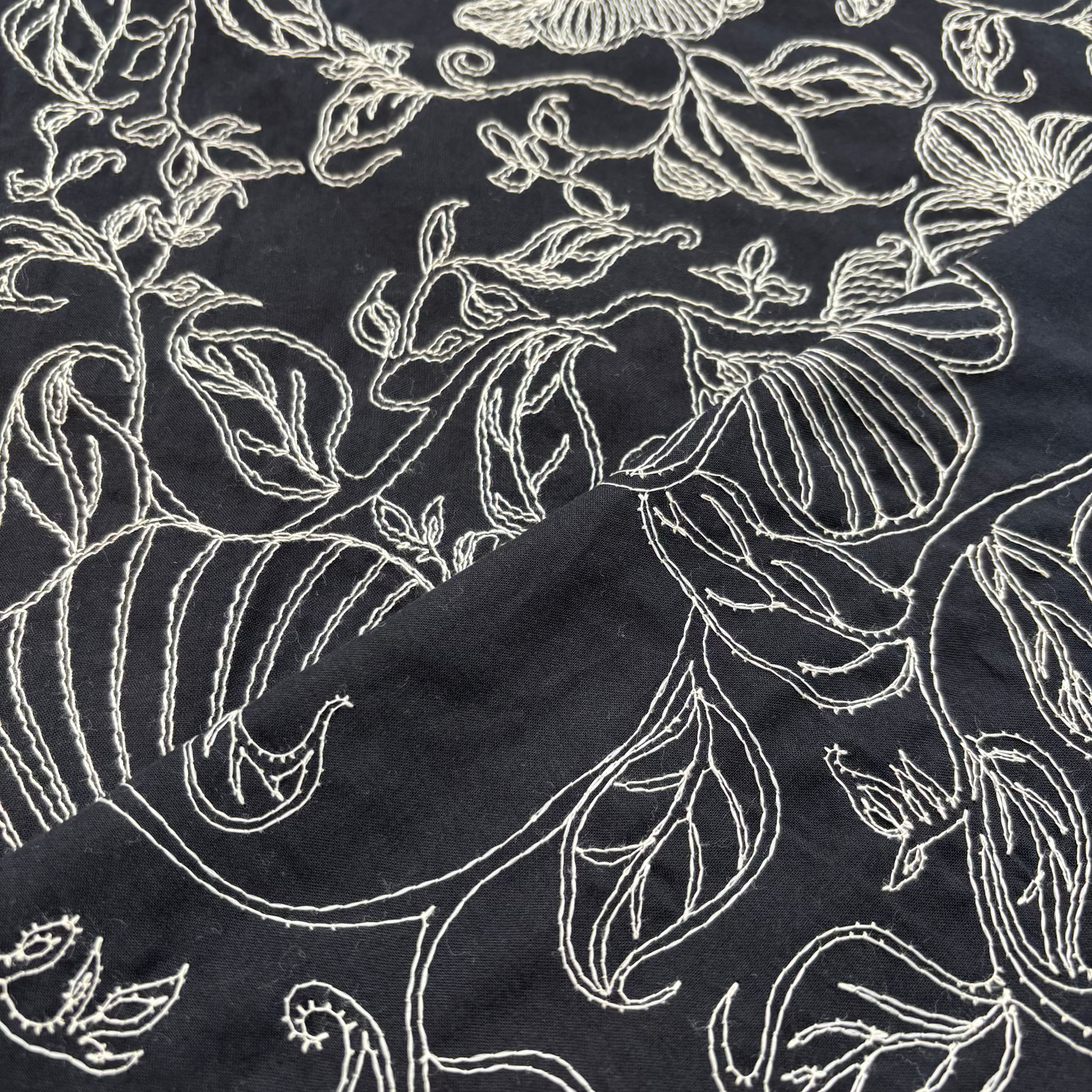 Bestickter Baumwollstoff mit floralem Muster, schwarz (Meterware)