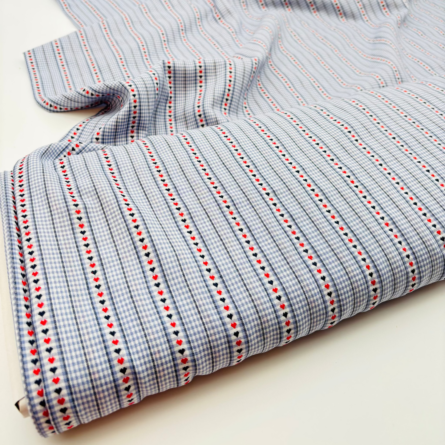 Baumwollstoff mit Vichykaros und Jacquard-Herzen - Hellblau, Oeko-Tex Zertifiziert (Meterware)