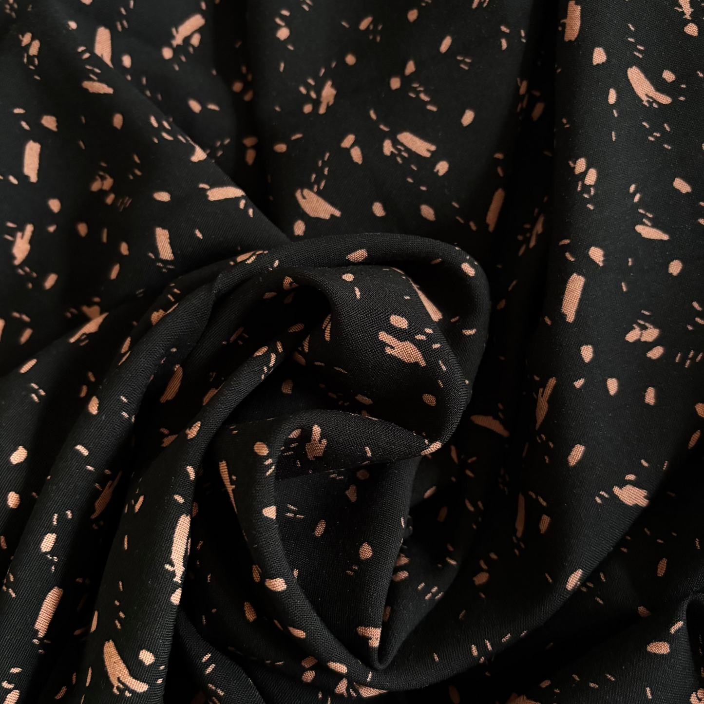 Rayonstoff – Schwarz mit Dunklem Korallen-Print (Meterware)