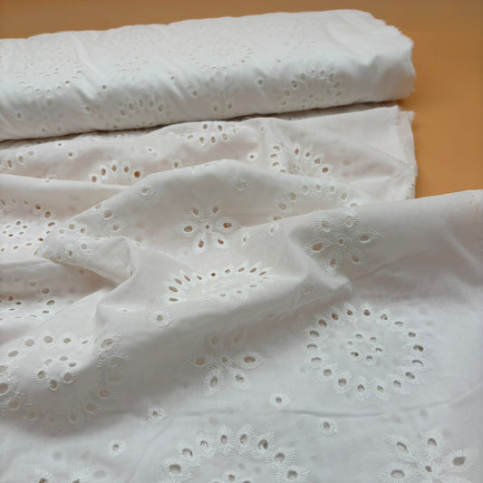 Broderie Anglaise Baumwolle – Wollweiß mit Lochstickerei, Oeko-Tex Zertifiziert (Meterware)