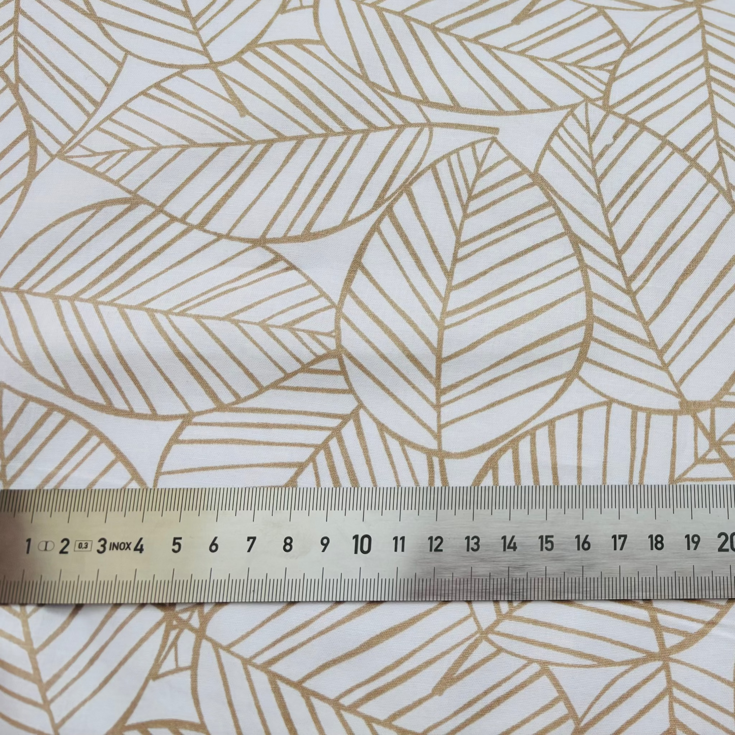 Baumwollstoff mit Blätterprint – Weiß & Beige (Meterware)