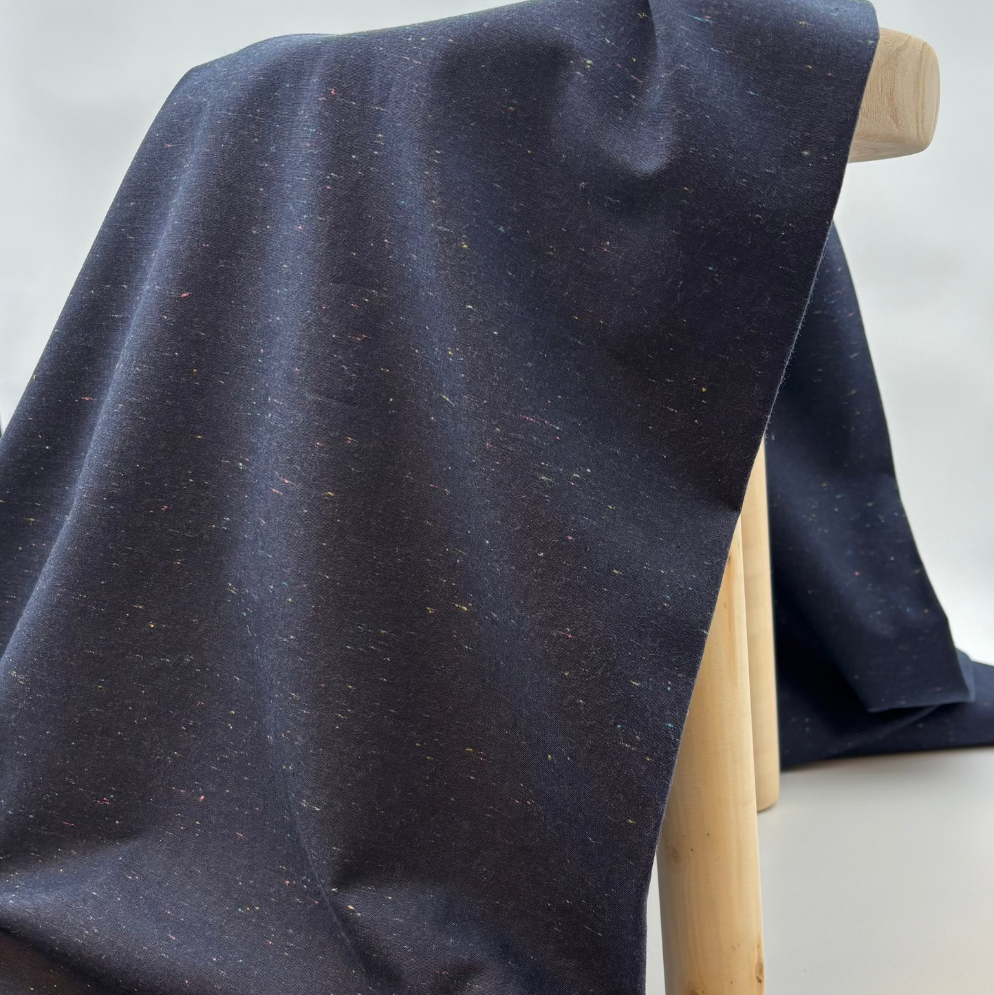 mind the MAKER Spector Chambray Baumwollstoff – Marineblau mit Bunten Sprenkeln, Oeko-Tex Zertifiziert (Meterware)