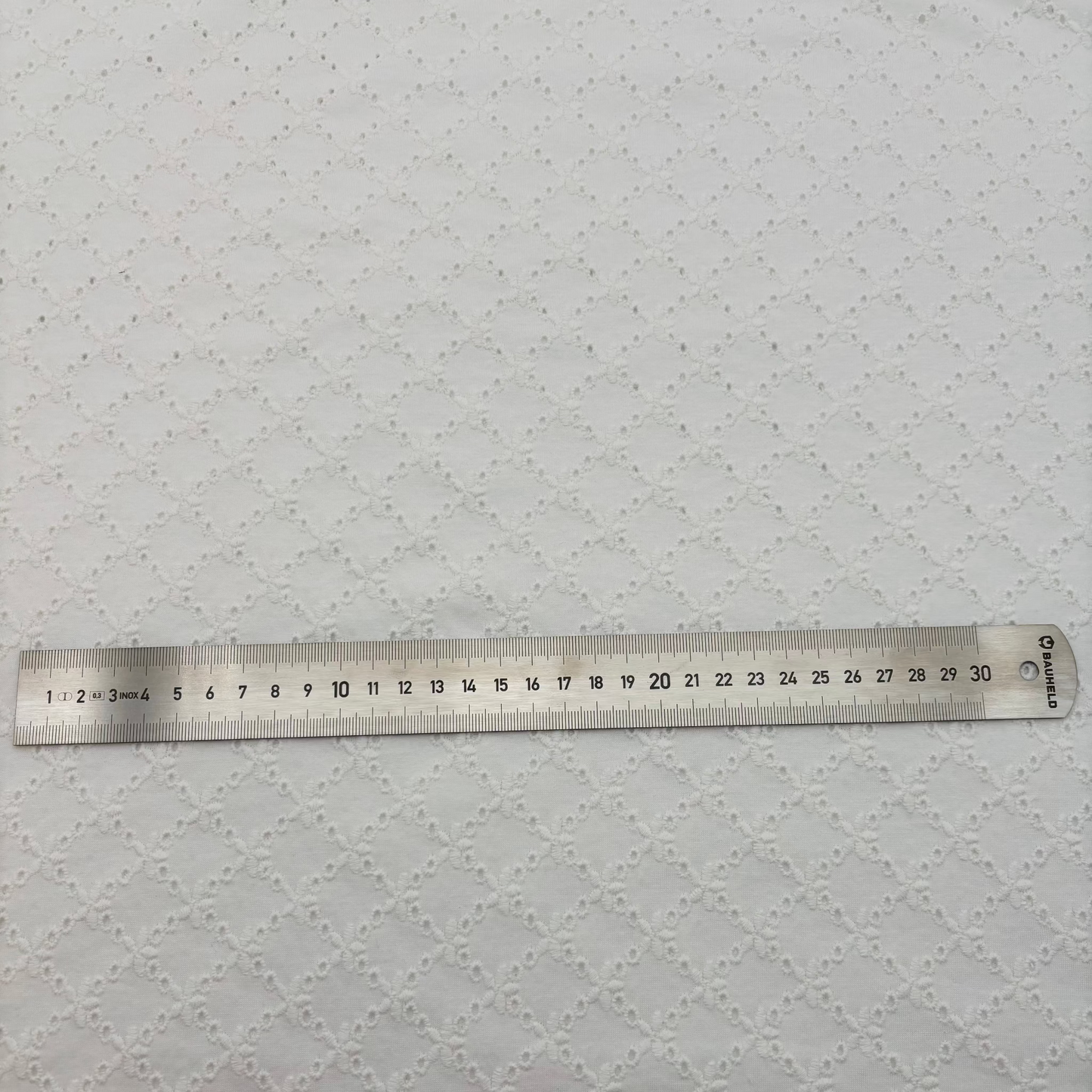 Baumwolljersey mit Lochstickerei, Broderie Anglaise – 100% Baumwolle, Wollweiß (Meterware)