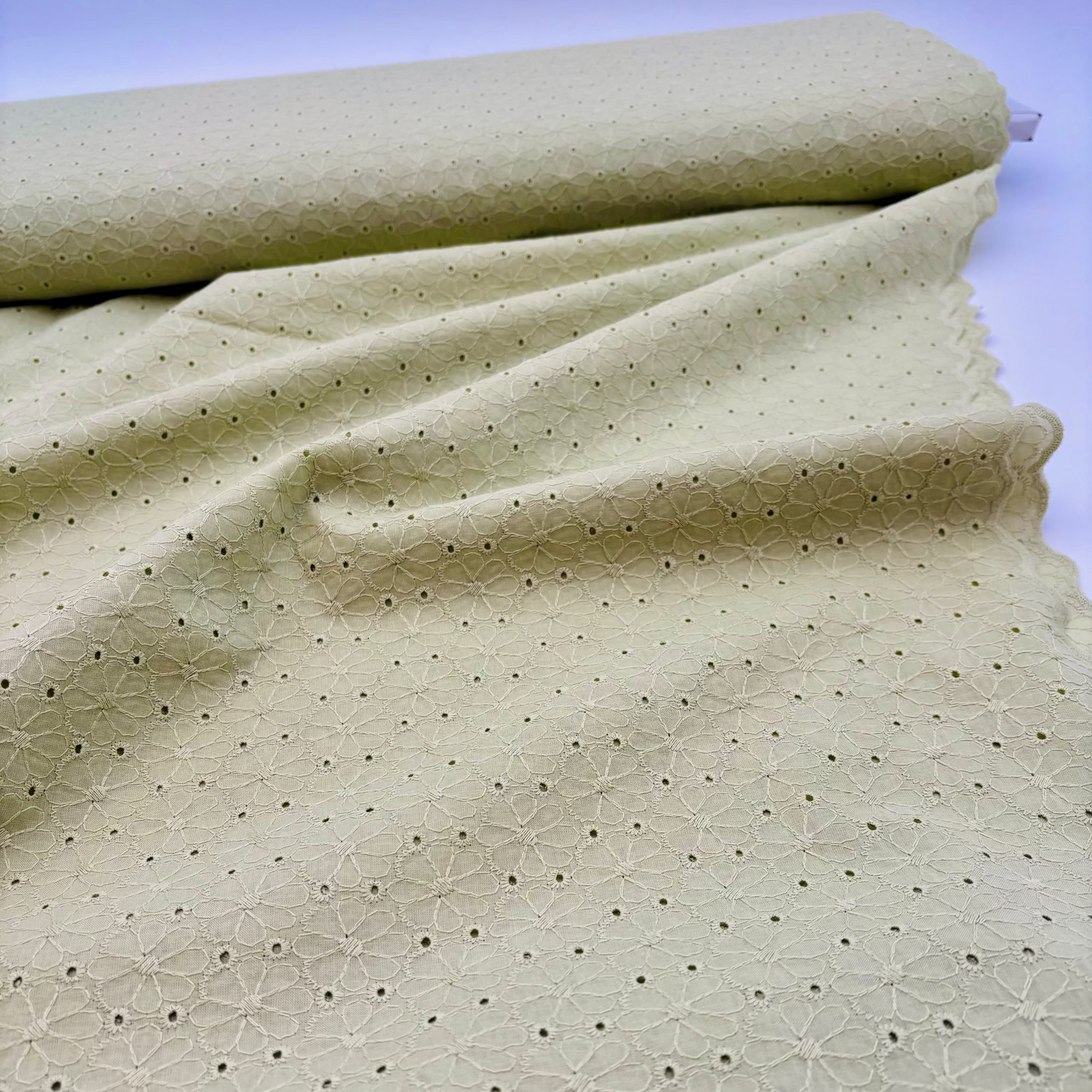 Baumwollstoff mit Floraler Lochstickerei – Grün Broderie Anglaise mit Bogenkante (Meterware)