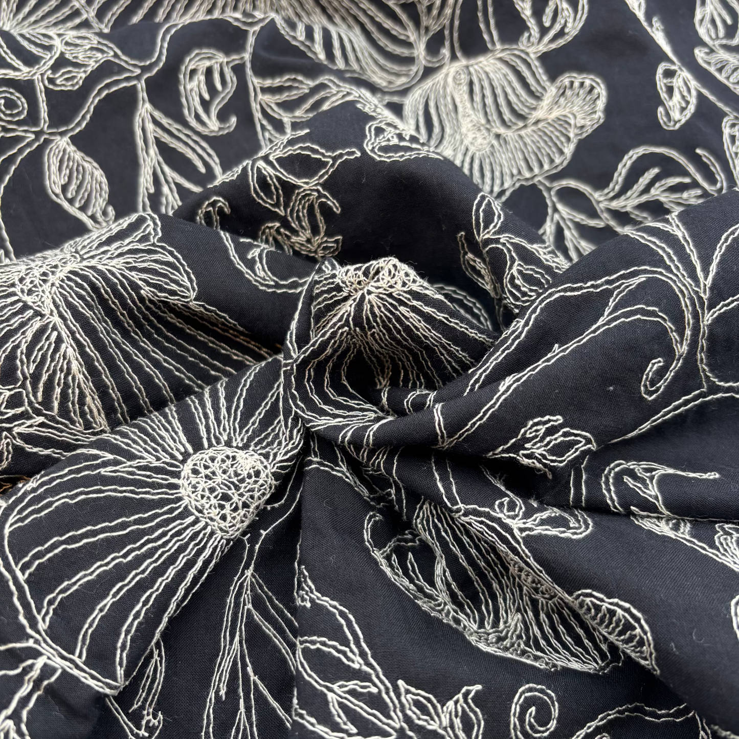 Bestickter Baumwollstoff mit floralem Muster, schwarz (Meterware)