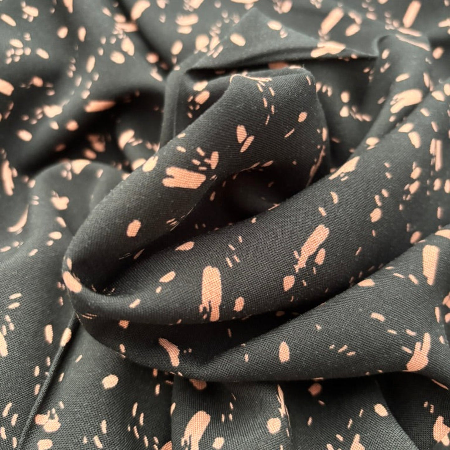 Rayonstoff – Schwarz mit Dunklem Korallen-Print (Meterware)