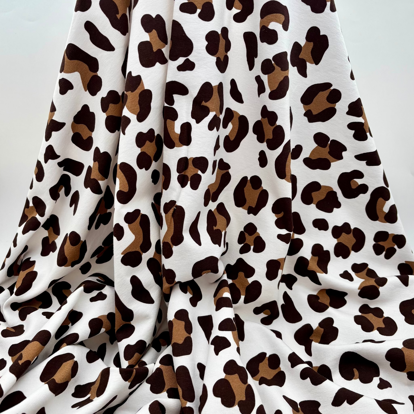 French Terry Sweatstoff Leopard Print / Sommersweat – Wollweiß, Oeko-Tex Zertifiziert (Meterware)