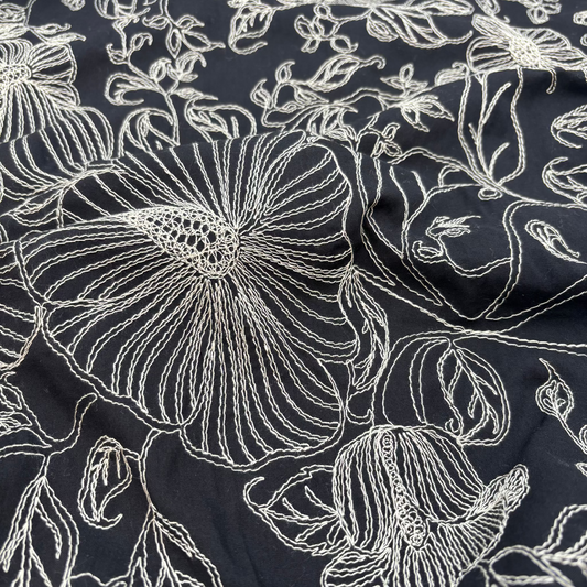 Bestickter Baumwollstoff mit floralem Muster, schwarz (Meterware)