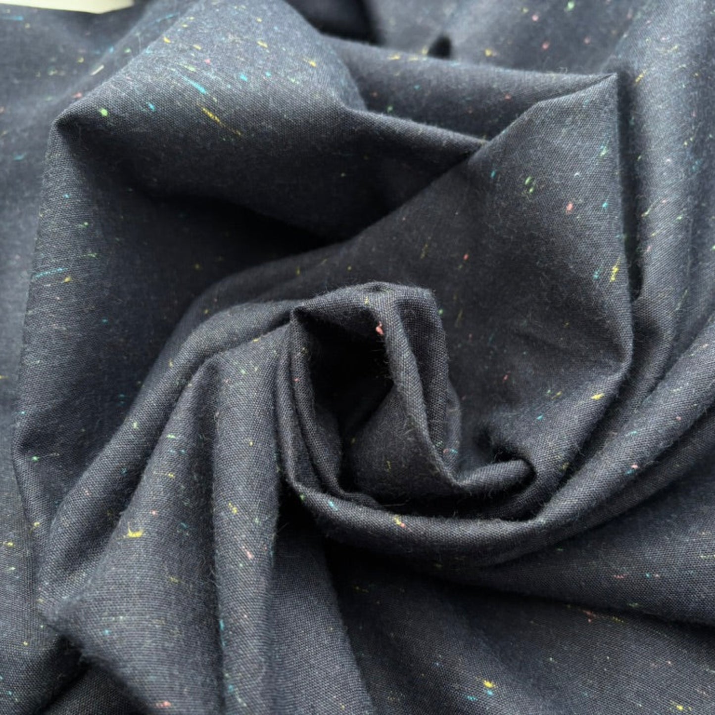 mind the MAKER Spector Chambray Baumwollstoff – Marineblau mit Bunten Sprenkeln, Oeko-Tex Zertifiziert (Meterware)