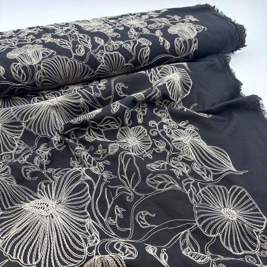 Bestickter Baumwollstoff mit floralem Muster, schwarz (Meterware)