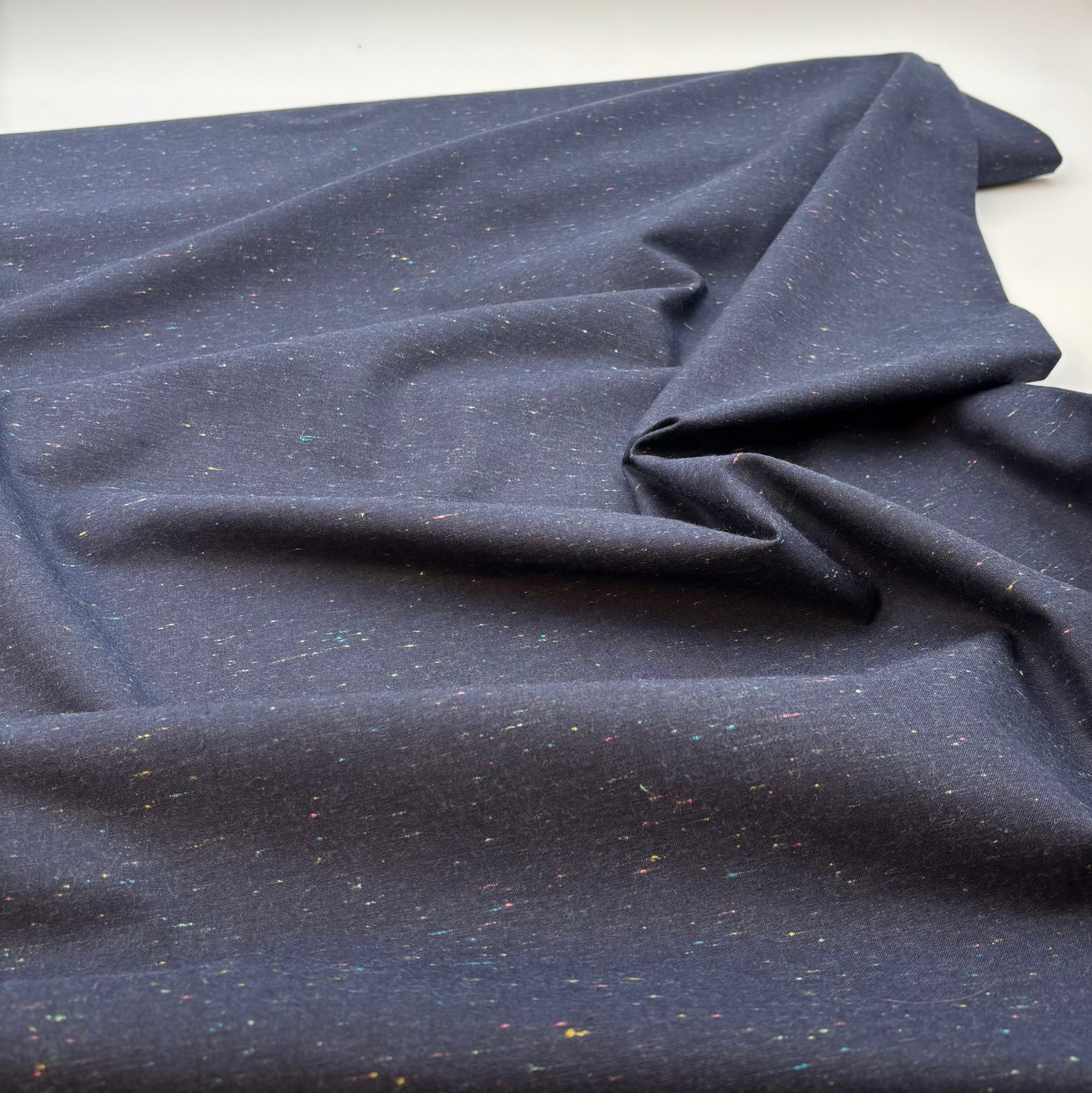 mind the MAKER Spector Chambray Baumwollstoff – Marineblau mit Bunten Sprenkeln, Oeko-Tex Zertifiziert (Meterware)