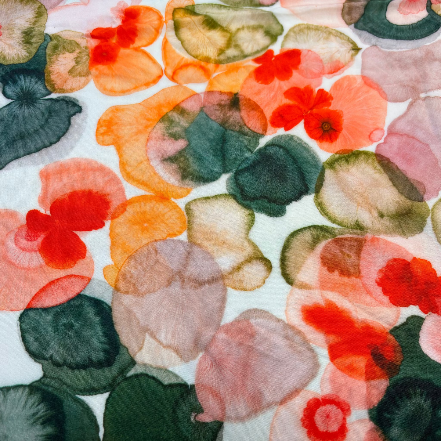 Viskosestoff mit Abstraktem Print – Elfenbein, Leuchtende Farben (Meterware)