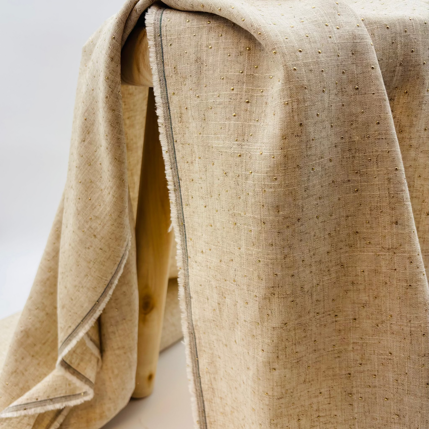 Viskose-Leinen Stoff – Sand mit Goldenen Punkten (Meterware)