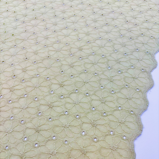 Baumwollstoff mit Floraler Lochstickerei – Grün Broderie Anglaise mit Bogenkante (Meterware)